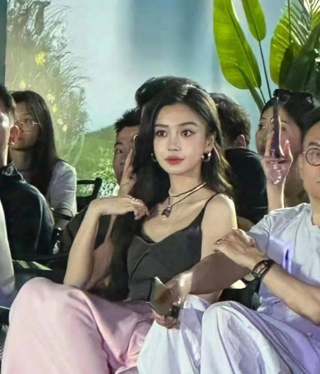 杨颖参加活动,“排骨胸”抢镜,在现场被冷落 杨颖参加活动,“排骨胸”抢镜,在现场被冷落