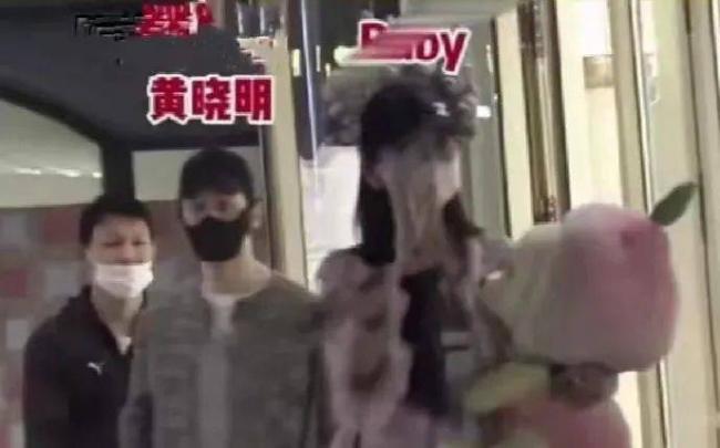 杨颖参加活动,“排骨胸”抢镜,在现场被冷落 杨颖参加活动,“排骨胸”抢镜,在现场被冷落