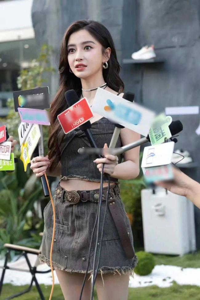 杨颖参加活动,“排骨胸”抢镜,在现场被冷落 杨颖参加活动,“排骨胸”抢镜,在现场被冷落