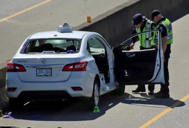 高速公路上汽车掉一块石头砸中挡风玻璃司机惨死 高速公路上汽车掉一块石头砸中挡风玻璃司机惨死