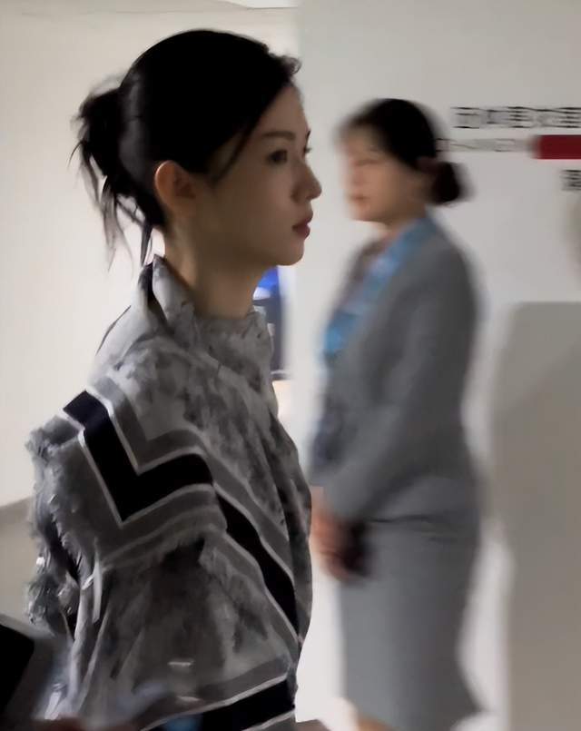 小牌大耍!周也黑脸对待央视记者 “六公主”... 小牌大耍!周也黑脸对待央视记者 “六公主”...