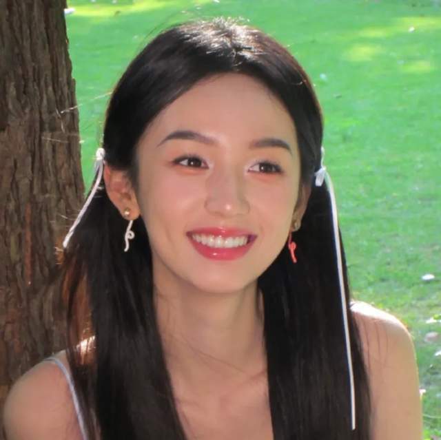 小牌大耍!周也黑脸对待央视记者 “六公主”... 小牌大耍!周也黑脸对待央视记者 “六公主”...