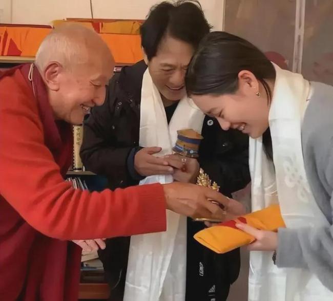61岁李连杰:带妻女修行 20亿身家给利智 61岁李连杰:带妻女修行 20亿身家给利智
