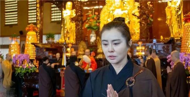 61岁李连杰:带妻女修行 20亿身家给利智 61岁李连杰:带妻女修行 20亿身家给利智