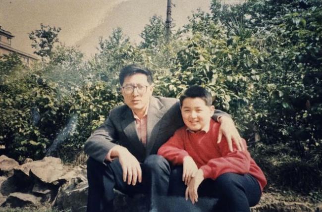 胡歌父亲节罕晒父子合影 童年胡歌好胖 胡歌父亲节罕晒父子合影 童年胡歌好胖