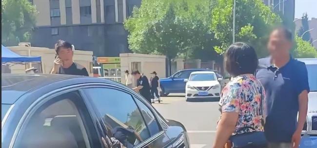 嚣张“官”大妈余琦被逼道歉 料提前卸任秘书长 嚣张“官”大妈余琦被逼道歉 料提前卸任秘书长