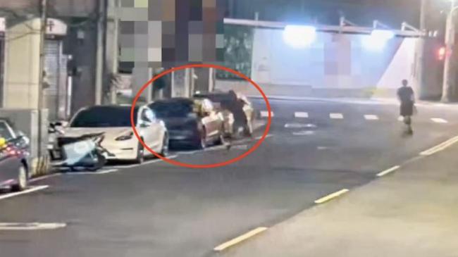特斯拉停在路边遭泼漆 特斯拉停在路边遭泼漆