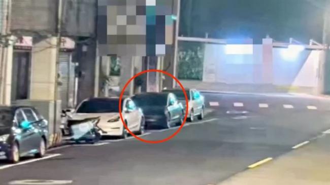 特斯拉停在路边遭泼漆 特斯拉停在路边遭泼漆