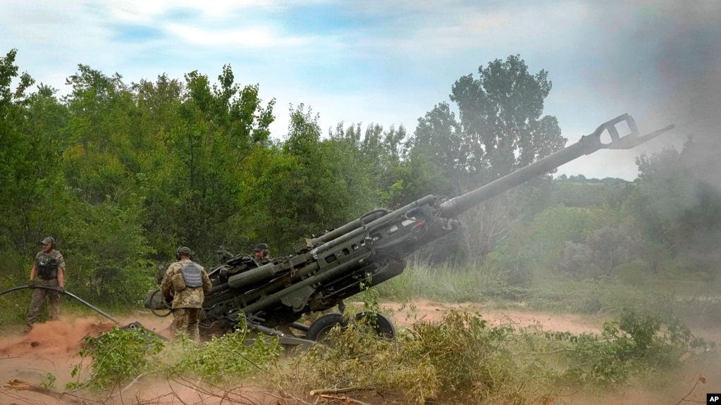 资料照片：乌军在乌克兰东部的顿涅茨克州使用美国提供的M777榴弹炮轰击俄军阵地。(2022年6月18日)