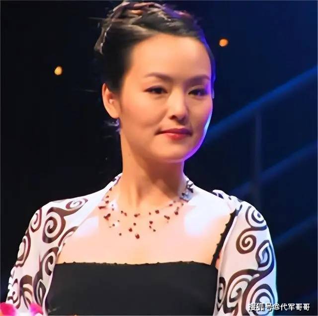 央視美女主持嫁小2歲海歸丈夫今成人生大贏家