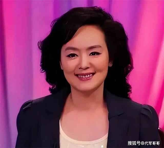 央視美女主持嫁小2歲海歸丈夫今成人生大贏家