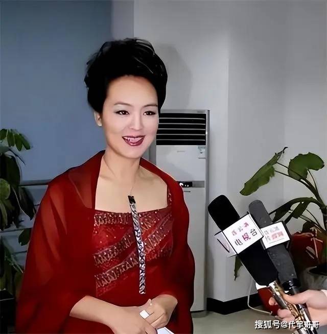 央視美女主持嫁小2歲海歸丈夫今成人生大贏家