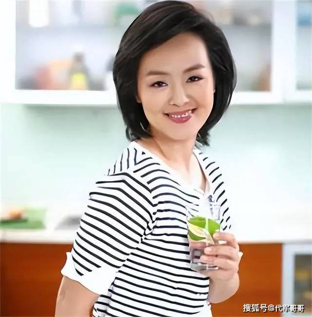 央視美女主持嫁小2歲海歸丈夫今成人生大贏家