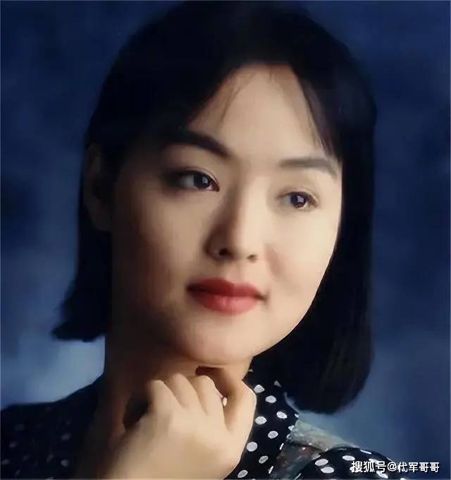 央視美女主持嫁小2歲海歸丈夫今成人生大贏家