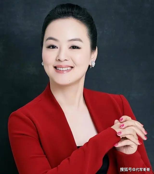 央視美女主持嫁小2歲海歸丈夫今成人生大贏家