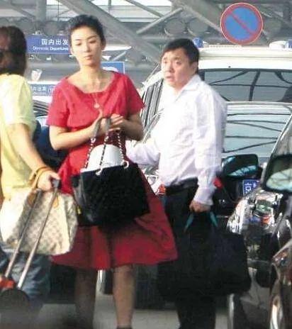 黄奕沦落直播养女儿 前夫儿子却坐豪华私人飞机 黄奕沦落直播养女儿 前夫儿子却坐豪华私人飞机