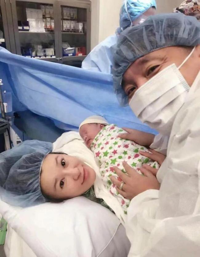 黄奕沦落直播养女儿 前夫儿子却坐豪华私人飞机 黄奕沦落直播养女儿 前夫儿子却坐豪华私人飞机