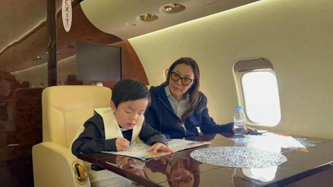 黄奕沦落直播养女儿 前夫儿子却坐豪华私人飞机 黄奕沦落直播养女儿 前夫儿子却坐豪华私人飞机