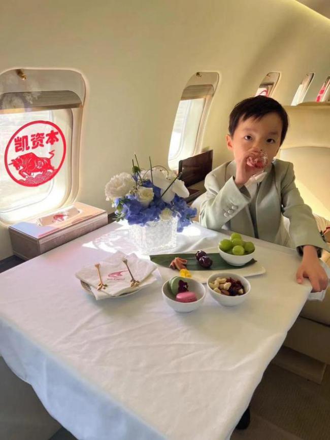 黄奕沦落直播养女儿 前夫儿子却坐豪华私人飞机 黄奕沦落直播养女儿 前夫儿子却坐豪华私人飞机