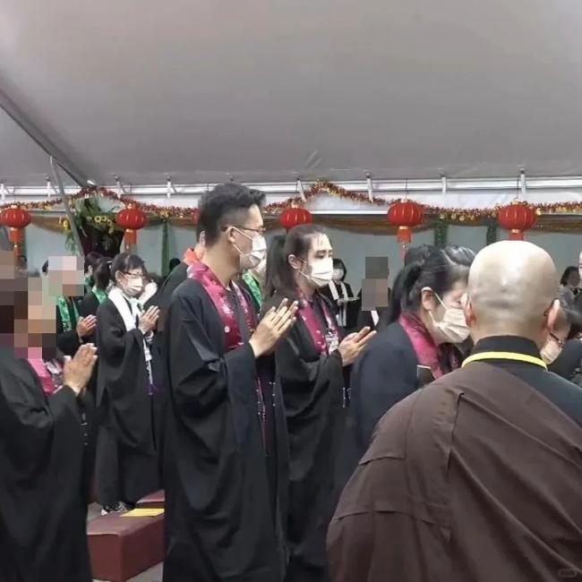 惊艳!王祖贤现身加拿大街头 穿短裙秀美腿 惊艳!王祖贤现身加拿大街头 穿短裙秀美腿