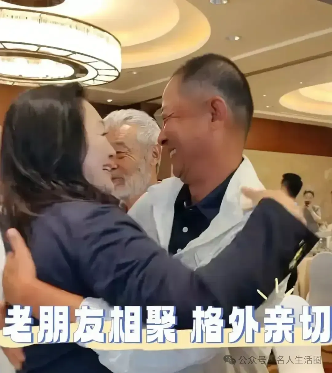 57岁王志文带儿子出席晚宴，老得几乎认不出
