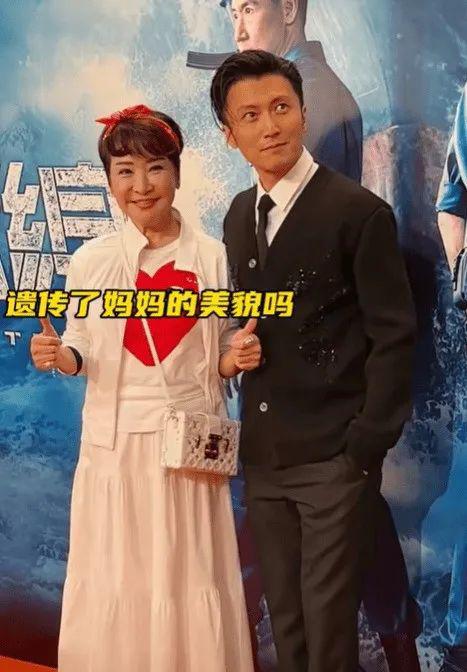 看了谢霆锋73岁妈妈近照 才知道张柏芝大儿子... 看了谢霆锋73岁妈妈近照 才知道张柏芝大儿子...