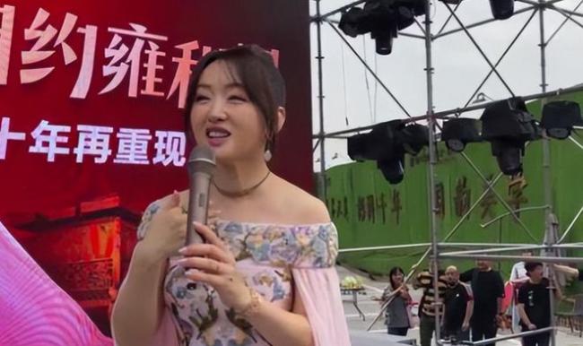 52岁杨钰莹工地照曝光 电动车出行太心酸了 52岁杨钰莹工地照曝光 电动车出行太心酸了