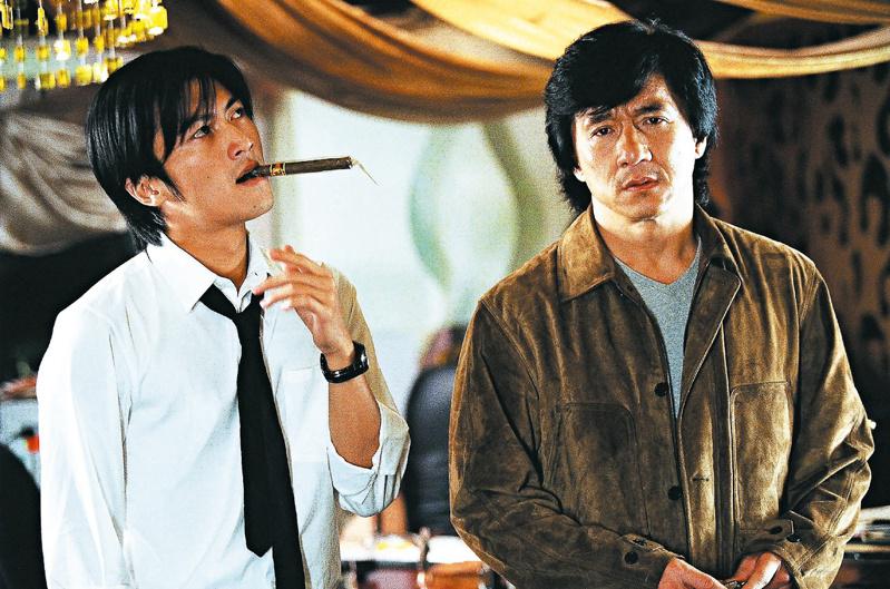 成龙(右)曾与谢霆锋在「新警察故事」中有不少对手戏。 (取材自微博)