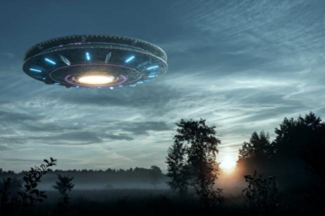 巨型UFO现身露天剧场 12目击者:凭空消失了 巨型UFO现身露天剧场 12目击者:凭空消失了