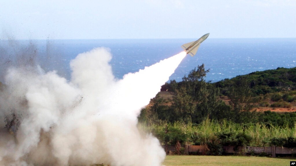 资料照片：一枚“霍克”(HAWK)地对空导弹在台湾九鹏军事基地试射。(2011年1月18日)
