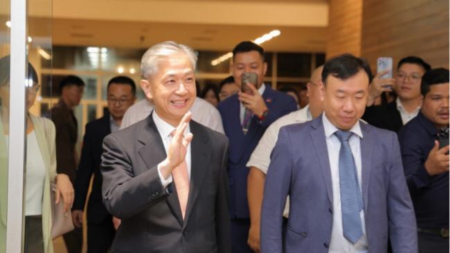 “战狼”汪文斌风光赴任驻柬大使 路线大有讲究 “战狼”汪文斌风光赴任驻柬大使 路线大有讲究