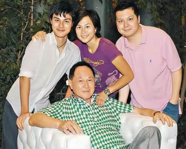 87岁亿万富豪交往外籍年轻女友 只恋爱不结婚 87岁亿万富豪交往外籍年轻女友 只恋爱不结婚