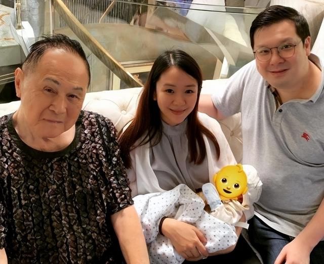87岁亿万富豪交往外籍年轻女友 只恋爱不结婚 87岁亿万富豪交往外籍年轻女友 只恋爱不结婚