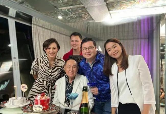 87岁亿万富豪交往外籍年轻女友 只恋爱不结婚 87岁亿万富豪交往外籍年轻女友 只恋爱不结婚
