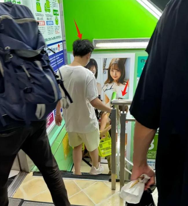 王思聪带女友现身成人店 偷偷点赞前女友美照 王思聪带女友现身成人店 偷偷点赞前女友美照