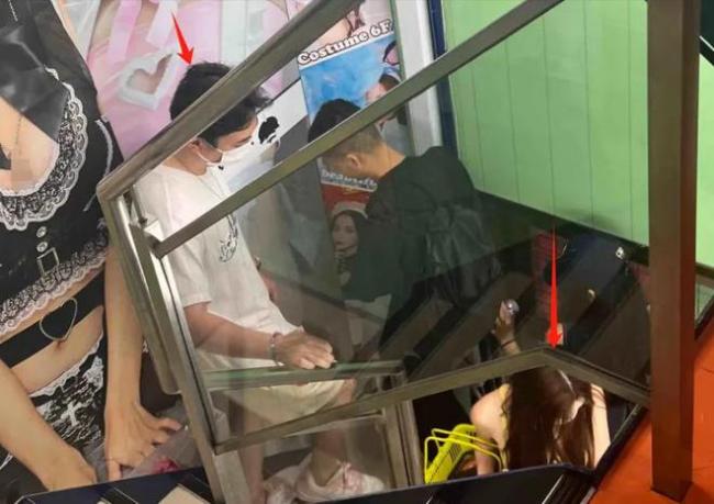 王思聪带女友现身成人店 偷偷点赞前女友美照 王思聪带女友现身成人店 偷偷点赞前女友美照