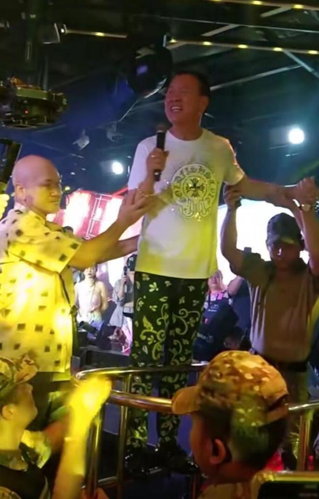 67岁万梓良商演穿着廉价卑微赔笑 一场才2万 67岁万梓良商演穿着廉价卑微赔笑 一场才2万