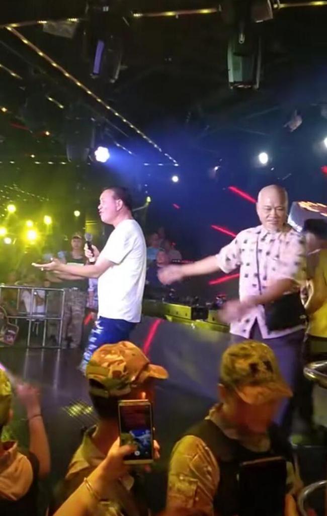 67岁万梓良商演穿着廉价卑微赔笑 一场才2万 67岁万梓良商演穿着廉价卑微赔笑 一场才2万