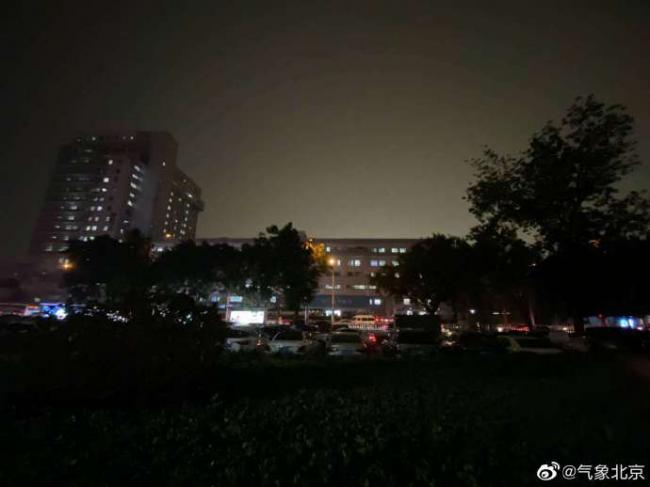 北京遭罕见“黑昼”奇袭 一秒天黑 雨猛风狂 北京遭罕见“黑昼”奇袭 一秒天黑 雨猛风狂