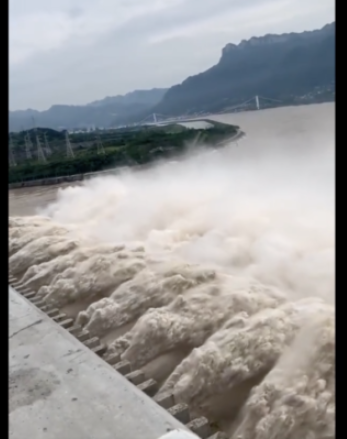 暴雨连袭 三峡水库九孔泄洪 暴雨连袭 三峡水库九孔泄洪