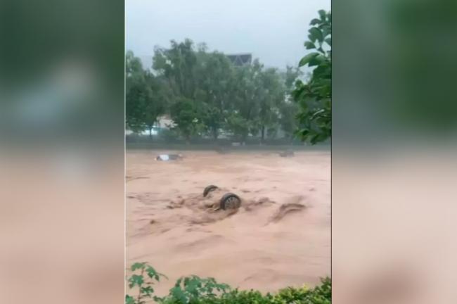 骇人:河南发红色预警 民众目睹20多辆车被冲走 骇人:河南发红色预警 民众目睹20多辆车被冲走