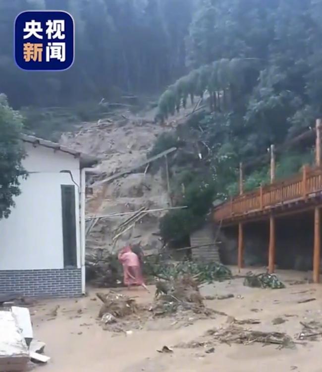 南岳衡山山体滑坡 冲倒农家乐 已致12死6伤 南岳衡山山体滑坡 冲倒农家乐 已致12死6伤