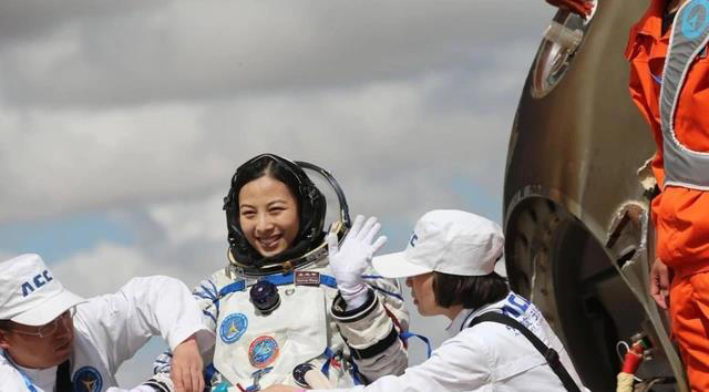 为什么航天员回到地球后 要躺在担架上 为什么航天员回到地球后 要躺在担架上