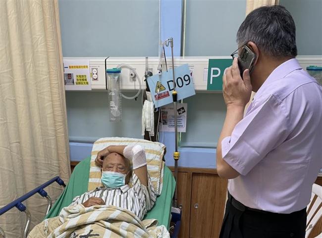 柯文哲曝92岁父亲摔车躺病床照 柯文哲曝92岁父亲摔车躺病床照