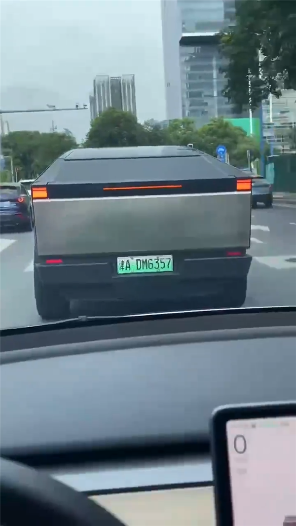 Cybertruck现身天津街头 挂绿牌 国内售价被曝 Cybertruck现身天津街头 挂绿牌 国内售价被曝