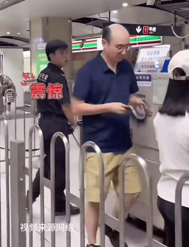 上海男子这样过安检 安检员被吓得目瞪口呆 上海男子这样过安检 安检员被吓得目瞪口呆