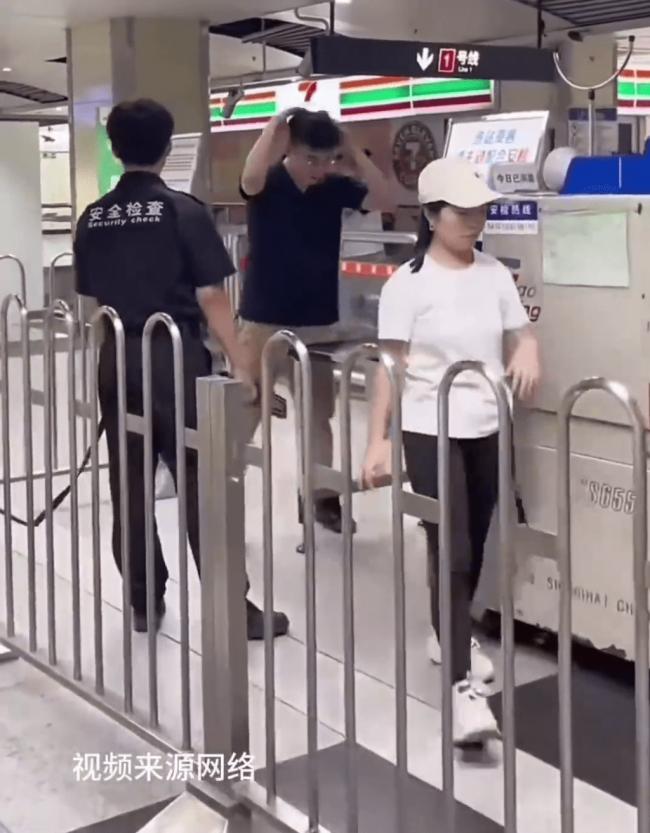 上海男子这样过安检 安检员被吓得目瞪口呆 上海男子这样过安检 安检员被吓得目瞪口呆