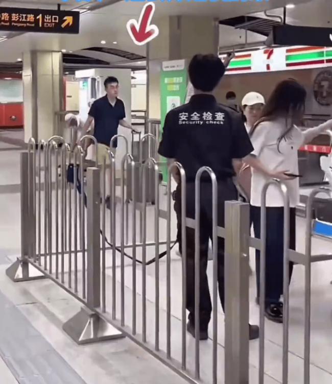上海男子这样过安检 安检员被吓得目瞪口呆 上海男子这样过安检 安检员被吓得目瞪口呆