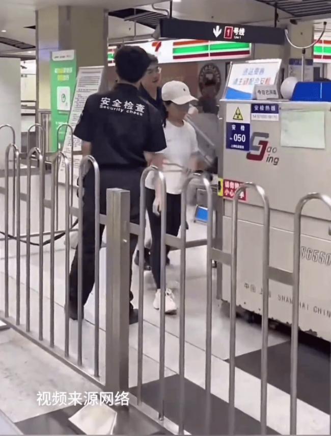 上海男子这样过安检 安检员被吓得目瞪口呆 上海男子这样过安检 安检员被吓得目瞪口呆