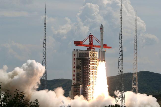 中国一枚火箭解体 数百块太空垃圾引发担忧 中国一枚火箭解体 数百块太空垃圾引发担忧